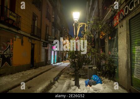 Madrid, Spanien. Januar 2021. (1/11/2021) Mehr als 150,000 Bäume könnten vom Sturm Filomena betroffen sein. Auch Hunderte von zerstörten Fahrzeugen auf den Straßen von Madrid. Der Schnee ist noch auf den Straßenmöbeln und auf den Dächern angesammelt und man muss sehr vorsichtig sein, wenn man auf der Straße geht.nach dem starken Schneefall wurde der Schaden gesehen: Straßen und Alleen mit Tausenden von Trunkenbäumen und gebrochenen Ästen auf dem Boden. In der Fuencarral Straße war die Szene, als ob ein Kataklysmus stattgefunden hätte (Foto von Alberto Sibaja/Pacific Press/Sipa USA) Quelle: SIPA USA/Alamy Live News Stockfoto