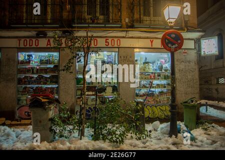 Madrid, Spanien. Januar 2021. (1/11/2021) Mehr als 150,000 Bäume könnten vom Sturm Filomena betroffen sein. Auch Hunderte von zerstörten Fahrzeugen auf den Straßen von Madrid. Der Schnee ist noch auf den Straßenmöbeln und auf den Dächern angesammelt und man muss sehr vorsichtig sein, wenn man auf der Straße geht.nach dem starken Schneefall wurde der Schaden gesehen: Straßen und Alleen mit Tausenden von Trunkenbäumen und gebrochenen Ästen auf dem Boden. In der Fuencarral Straße war die Szene, als ob ein Kataklysmus stattgefunden hätte (Foto von Alberto Sibaja/Pacific Press/Sipa USA) Quelle: SIPA USA/Alamy Live News Stockfoto