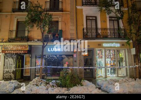 Madrid, Spanien. Januar 2021. (1/11/2021) Mehr als 150,000 Bäume könnten vom Sturm Filomena betroffen sein. Auch Hunderte von zerstörten Fahrzeugen auf den Straßen von Madrid. Der Schnee ist noch auf den Straßenmöbeln und auf den Dächern angesammelt und man muss sehr vorsichtig sein, wenn man auf der Straße geht.nach dem starken Schneefall wurde der Schaden gesehen: Straßen und Alleen mit Tausenden von Trunkenbäumen und gebrochenen Ästen auf dem Boden. In der Fuencarral Straße war die Szene, als ob ein Kataklysmus stattgefunden hätte (Foto von Alberto Sibaja/Pacific Press/Sipa USA) Quelle: SIPA USA/Alamy Live News Stockfoto