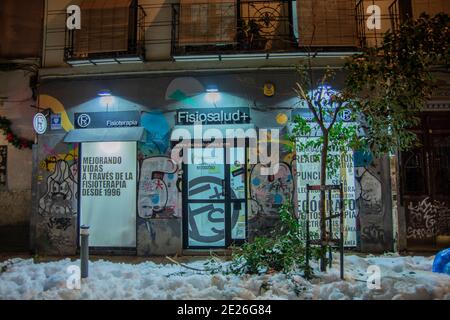 Madrid, Spanien. Januar 2021. (1/11/2021) Mehr als 150,000 Bäume könnten vom Sturm Filomena betroffen sein. Auch Hunderte von zerstörten Fahrzeugen auf den Straßen von Madrid. Der Schnee ist noch auf den Straßenmöbeln und auf den Dächern angesammelt und man muss sehr vorsichtig sein, wenn man auf der Straße geht.nach dem starken Schneefall wurde der Schaden gesehen: Straßen und Alleen mit Tausenden von Trunkenbäumen und gebrochenen Ästen auf dem Boden. In der Fuencarral Straße war die Szene, als ob ein Kataklysmus stattgefunden hätte (Foto von Alberto Sibaja/Pacific Press/Sipa USA) Quelle: SIPA USA/Alamy Live News Stockfoto
