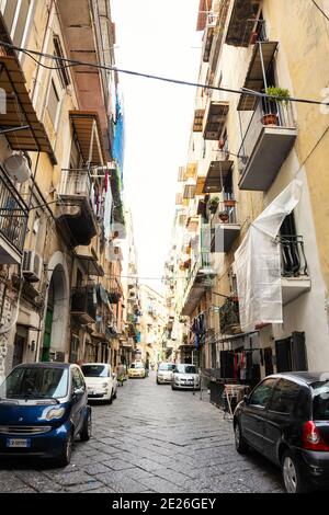 NEAPEL, ITALIEN - 15. DEZEMBER 2019: Enge Straßen in der Innenstadt in Rione Sanita Viertel in Neapel Stella Viertel mit hängenden bunten Wäsche Stockfoto