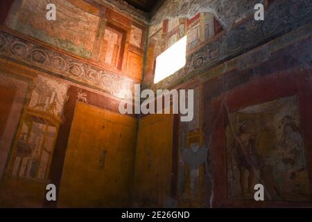 Ruinen von Pompeji, Italien. Verzierung. Fresko an der Wand der Villa der Geheimnisse. Stockfoto