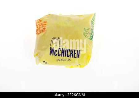 McDonald's McChicken Sandwich in Wrapper auf weißem Hintergrund Stockfoto