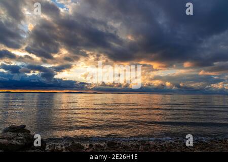 Sonnenuntergang am Meer, Zaton Dorf in der Nähe von Nin, Kroatien. Stockfoto
