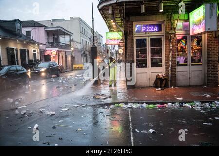 Trash-gefüllte Straßen am späten Abend nach Mardi Gras, New Orleans, Louisiana, USA. Stockfoto