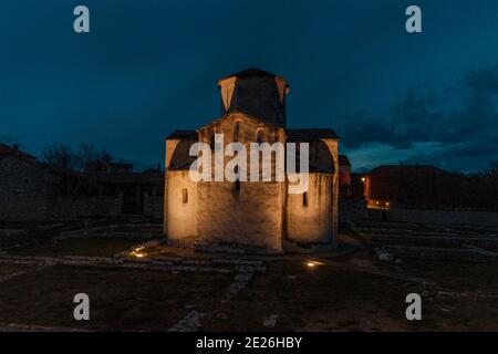 Mittelalterliche Kirche des Heiligen Kreuzes in der historischen Stadt Nin, Dalmatien, Kroatien. Stockfoto