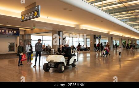 TEL AVIV, ISRAEL - 12. MÄRZ 2019: Touristen und israelische Bürger am Ben Gurion International Airport. Ältere oder behinderte Personen können verlegt werden b Stockfoto