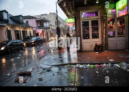 Trash-gefüllte Straßen am späten Abend nach Mardi Gras, New Orleans, Louisiana, USA. Stockfoto
