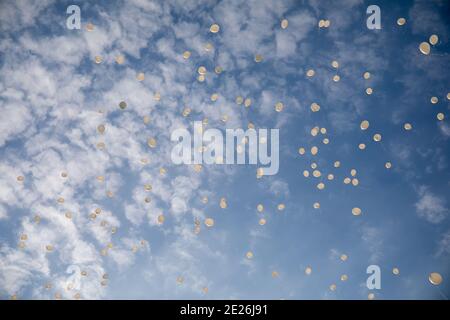 Viele weiße Luftballons in den blauen Himmel Stockfoto