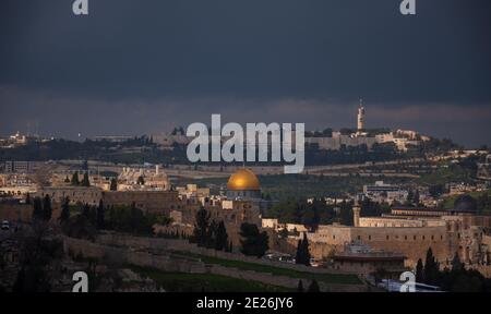 Blick auf die Altstadt von Jerusalem mit dem Dom Felsschrein und hebräische Universitätsgebäude auf dem Mount Scopus at Hintergrund in bewölktem Tag vor Regen sto Stockfoto