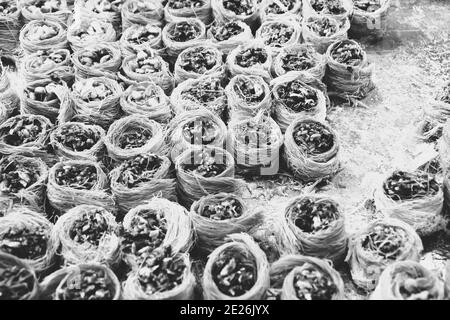 Frisch zubereitete traditionelle Nest Baklava mit Pistazien Nüsse auf Metall-Tablett. Mittlerer Osten Konfektion Hintergrund. Süße Verwöhnung. Schwarz weiß Stockfoto