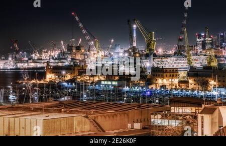 Hafen von Genua gesehen in der Nacht Stockfoto