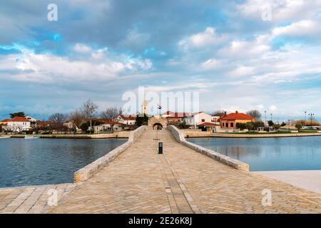 Alte Steinbrücke und Stadttore von Nin Stadt, Dalmatien, Kroatien. Stockfoto