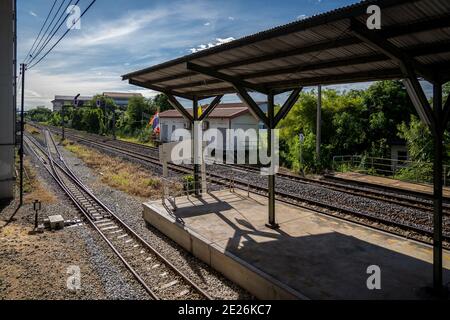 Die Umgebung des Bahnhofs Ladkrabang Bahnsteig ohne die Einheimischen. Stockfoto