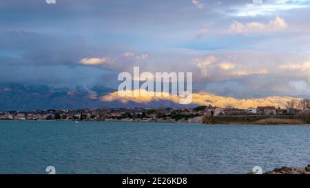 Schneebedeckte Gipfel des Velebit-Gebirges, Kroatien. Blick von der Stadt Nin. Stockfoto