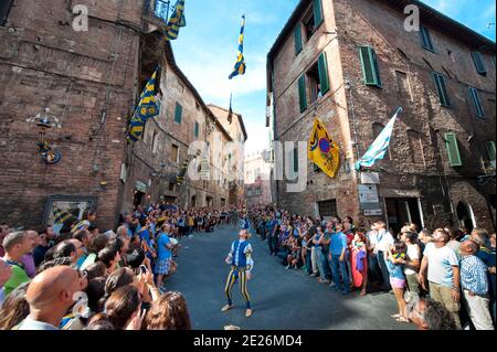 Historische Parade vor Siena Palio Rennen, Siena, Toskana, Italien Stockfoto