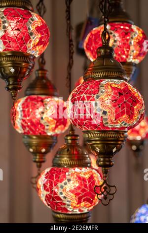 Türkische Mosaiklämmer. Glasmosaiklampe im großen Basar. Handgemachtes Mosaik. Rote Vintage Lämmer. Stockfoto