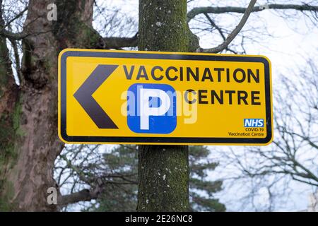 Covid 19 Impfzentrum Parkplatz Schild, Guildford, Surrey, Großbritannien Stockfoto