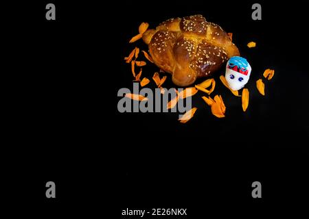 Mexikanisches Brot (Pan de muerto) Und Schädel für den Tag der Toten Stockfoto