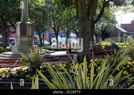 Prestwick Cross, Prestwick, Ayrshire, Schottland, UK Gardens und Kriegsdenkmal Stockfoto