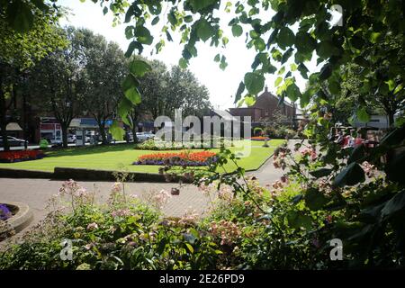 Prestwick Cross, Prestwick, Ayrshire, Schottland. VEREINIGTES KÖNIGREICH. Die ungewöhnliche Sonnenuhr zeigt von 4 bis 20 Uhr in Stunden. Stundenmarkierungen sind auf Steinsäulen mit Motiven, die lokale Interessen bezeichnen. Großer durchbohrter Gnomon mit aufwendigen Sonne, Mond, Sternen und Tierkreiszeichen. Die Platte ist von concre &tiles und bildet eine grobe Karte des Firth von Clyde, mit der Insel von Arran und einigen Straßen auf dem Festland. Die Sonnenuhr wurde von Kunststudenten des 6. Jahrgangs der Prestwick Academy mit Unterstützung von Mitgliedern der Kunstabteilung konzipiert und gestaltet, die in Zusammenarbeit mit der Künstlerin Elspeth Bennie aus Balfron arbeiteten. Stockfoto