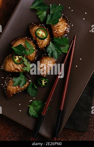 Traditionelle asiatische Knödel Gyoza mit Sauce Stockfoto