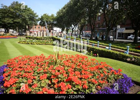 Prestwick Cross, Prestwick, Ayrshire, Schottland. VEREINIGTES KÖNIGREICH. Die ungewöhnliche Sonnenuhr zeigt von 4 bis 20 Uhr in Stunden. Stundenmarkierungen sind auf Steinsäulen mit Motiven, die lokale Interessen bezeichnen. Großer durchbohrter Gnomon mit aufwendigen Sonne, Mond, Sternen und Tierkreiszeichen. Die Platte ist von concre &tiles und bildet eine grobe Karte des Firth von Clyde, mit der Insel von Arran und einigen Straßen auf dem Festland. Die Sonnenuhr wurde von Kunststudenten des 6. Jahrgangs der Prestwick Academy mit Unterstützung von Mitgliedern der Kunstabteilung konzipiert und gestaltet, die in Zusammenarbeit mit der Künstlerin Elspeth Bennie aus Balfron arbeiteten. Stockfoto