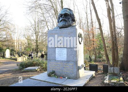 Das Denkmal für Karl Marx, den deutschen Philosophen, auf dem Highgate-Friedhof Ost in der Wintersonne, im Norden Londons, Großbritannien Stockfoto