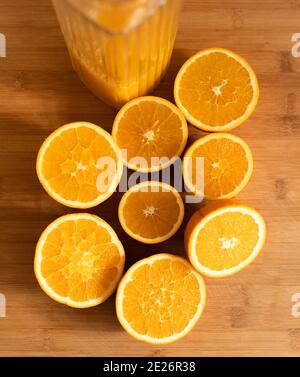 Die Hälfte der frischen Orangen für einen Frühstückssaft Stockfoto