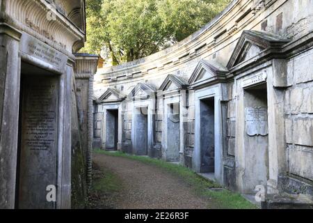 Die Gewölbe des Kreises des Libanon, in evocative Highgate Cemetery, im Norden von London, Großbritannien Stockfoto