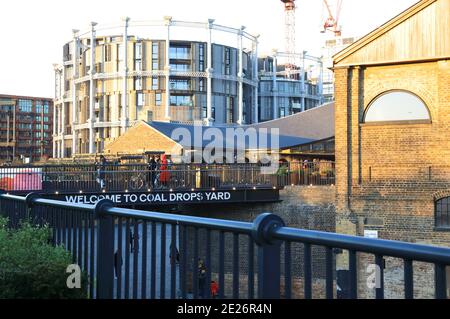 Training im Lockdown 3 in der Wintersonne auf Coal Drops Yard, in Kings Cross, im Norden von London, Großbritannien Stockfoto