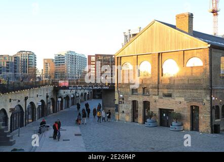 Training im Lockdown 3 in der Wintersonne auf Coal Drops Yard, in Kings Cross, im Norden von London, Großbritannien Stockfoto