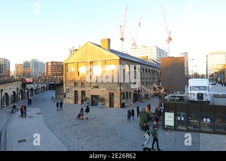 Training im Lockdown 3 in der Wintersonne auf Coal Drops Yard, in Kings Cross, im Norden von London, Großbritannien Stockfoto