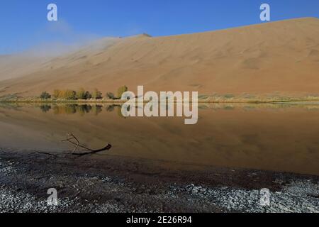 Sumu Jaran Lake westlichen Megadune-Spiegelung Wasser-Badain Jaran Wüste. Innere Mongolei-China-1205 Stockfoto