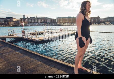 Reife Frau kaltes Wasser Schwimmen in Kopenhagen, Dänemark Stockfoto