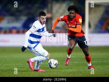 Elliot Lee von Luton Town (links) und Olamide Shodipo von Queens Park Rangers kämpfen während des Sky Bet Championship-Spiels in Kenilworth Road, Luton, um den Ball. Stockfoto