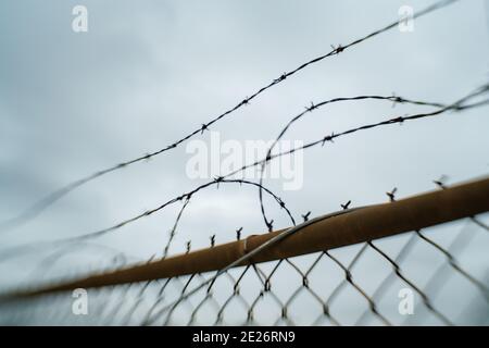 Kettenglied Stacheldrahtzaun aus der Nähe Stockfoto