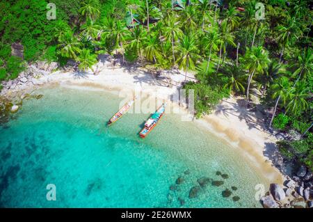Luftaufnahme des tropischen Strandes und zwei Longtail-Boote, Sai Nuan, koh Tao, Thailand Stockfoto