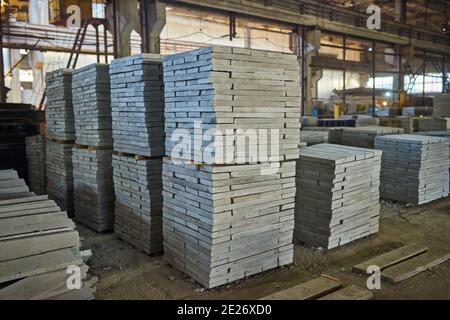 Herstellung von Betonplatten. Stahlbeton Produktion. Arbeiter arbeiten mit Metall, Schweißen Verstärkung für Betonbewehrung. Haus-Gebäude Stockfoto