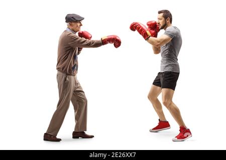 Ganzkörperaufnahme eines jungen Mannes im Sportbekleidung-Training Box mit einem älteren Mann in lässiger Kleidung isoliert auf Weißer Hintergrund Stockfoto