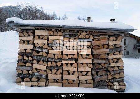 Stapel von trocken gehacktem Feuerholz im Alp-Berg Stockfoto