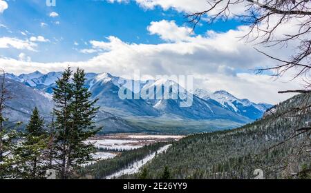 Banff Nationalpark schöne Landschaft im Winter. Gefrorene Vermilion Lakes und verschneite kanadische Rocky Mountains. Alberta, Kanada. Stockfoto