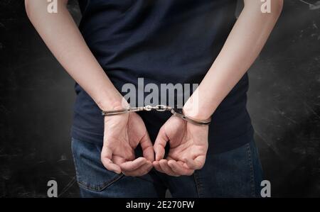 Kriminelle Handschellen, Rückansicht. Kriminelle verhaftet, Sicherheitskonzept Stockfoto