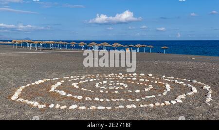 Spirale aus Kopfsteinpflaster am Koutsounari Strand, in der Nähe von Ierapetra Stadt, in Lasithi Region, Kreta Insel, Griechenland, Europa. Stockfoto