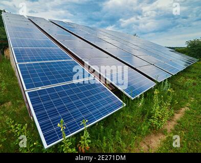 Solar-Panel erzeugt grüne, umweltfreundliche Energie aus der Sonne. Stockfoto