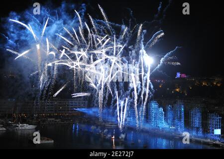 Feuerwerk schießt in den Himmel vor dem Palast während des Jean Michel Jarre Konzerts zur Hochzeit von Prinz Albert II. Von Monaco mit Charlene Wittstock im Hafen von Monaco am 1. Juli 2011 in Monaco. Foto von ABACAPRESS.COM Stockfoto