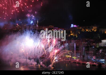 Feuerwerk schießt in den Himmel vor dem Palast während des Jean Michel Jarre Konzerts zur Hochzeit von Prinz Albert II. Von Monaco mit Charlene Wittstock im Hafen von Monaco am 1. Juli 2011 in Monaco. Foto von ABACAPRESS.COM Stockfoto