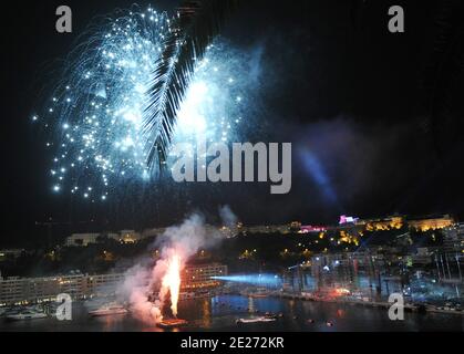 Feuerwerk schießt in den Himmel vor dem Palast während des Jean Michel Jarre Konzerts zur Hochzeit von Prinz Albert II. Von Monaco mit Charlene Wittstock im Hafen von Monaco am 1. Juli 2011 in Monaco. Foto von ABACAPRESS.COM Stockfoto