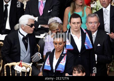 Karl Lagerfeld, Helene Mercier-Arnault und Bernard Arnault nehmen am 02. Juli 2011 an der Hochzeit von Prinz Albert II. Von Monaco und Charlene Wittstock im Cour d’Honneur im Palast von Monte Carlo, Monaco, Teil. Foto von Frederic Nebinger/ABACAPRESS.COM Stockfoto