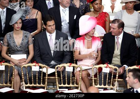 Herzog von Anjou Louis von Bourbon, seine Frau und der Herzog von Castro und seine Frau nehmen am 02. Juli 2011 an der Hochzeit von Prinz Albert II. Von Monaco und Charlene Wittstock im Cour d’Honneur im Palast von Monte Carlo, Monaco, Teil. Foto von Frederic Nebinger/ABACAPRESS.COM Stockfoto